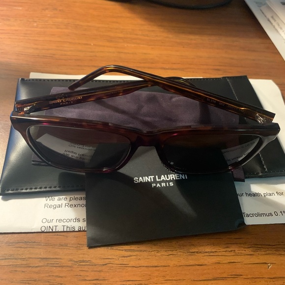 Authentic saint Laurent sunglasses new - Picture 5 of 8